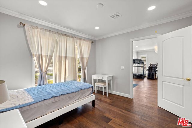 1043 S Victoria Avenue, Los Angeles, CA 90019