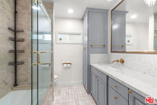 1043 S Victoria Avenue, Los Angeles, CA 90019