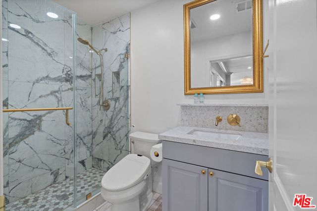 1043 S Victoria Avenue, Los Angeles, CA 90019