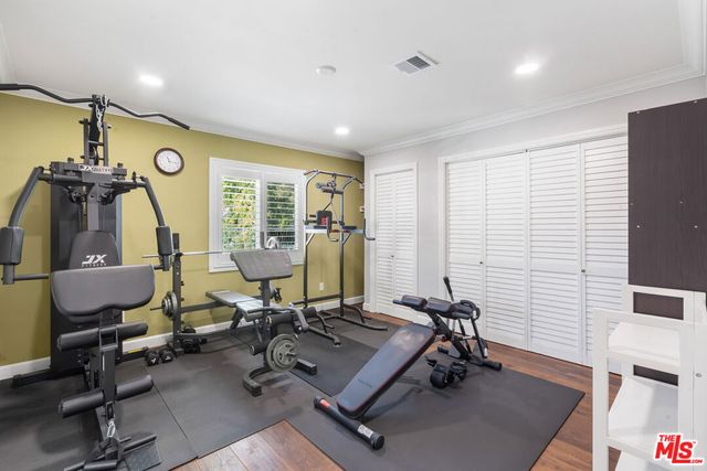 1043 S Victoria Avenue, Los Angeles, CA 90019