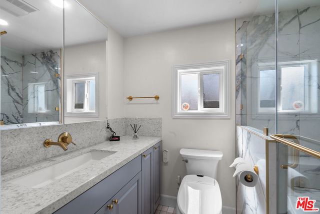 1043 S Victoria Avenue, Los Angeles, CA 90019