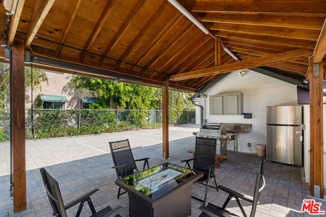 1043 S Victoria Avenue, Los Angeles, CA 90019