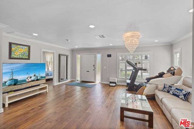 1043 S Victoria Avenue, Los Angeles, CA 90019