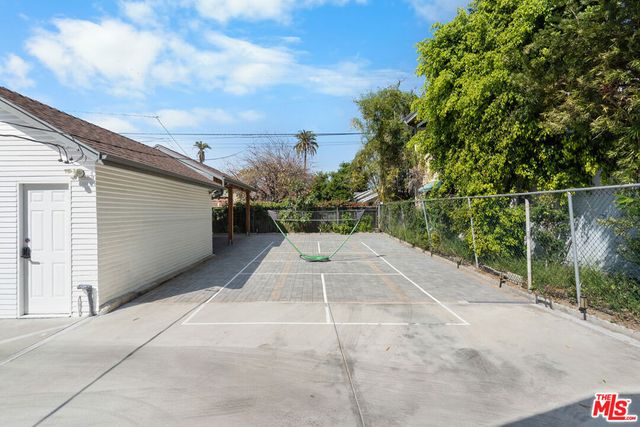 1043 S Victoria Avenue, Los Angeles, CA 90019