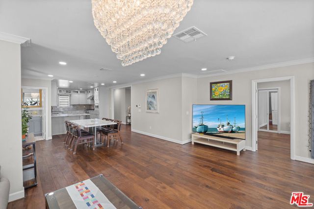 1043 S Victoria Avenue, Los Angeles, CA 90019