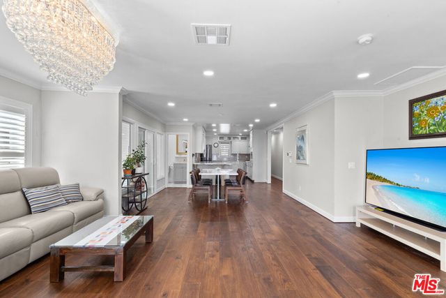 1043 S Victoria Avenue, Los Angeles, CA 90019