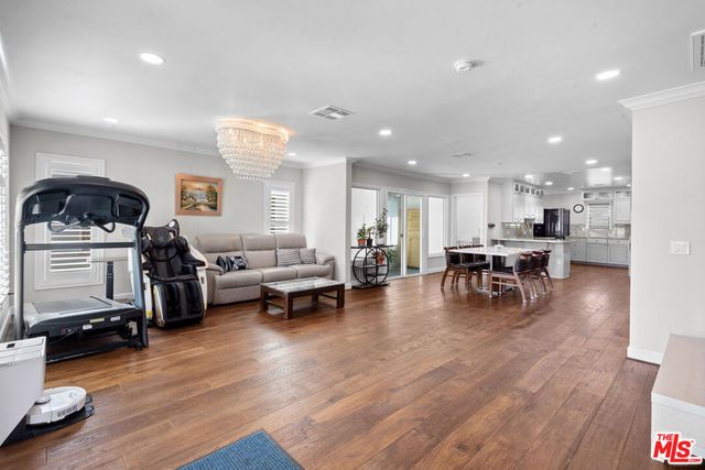 1043 S Victoria Avenue, Los Angeles, CA 90019