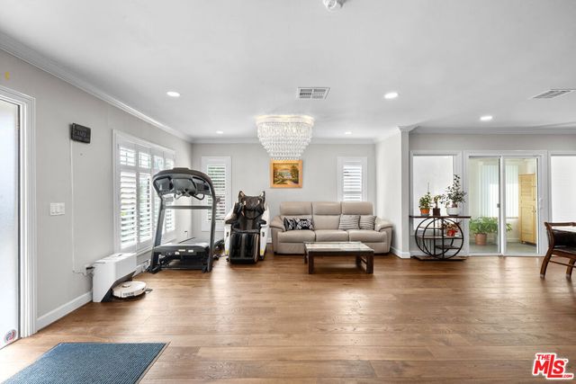 1043 S Victoria Avenue, Los Angeles, CA 90019