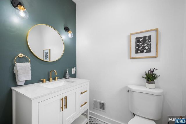 725 4th Street, Secaucus, NJ 07094