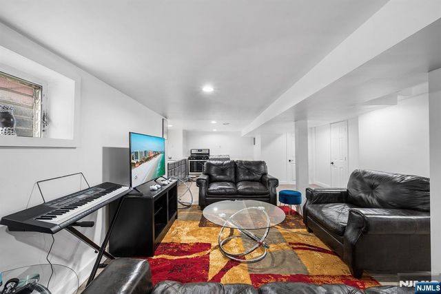 725 4th Street, Secaucus, NJ 07094