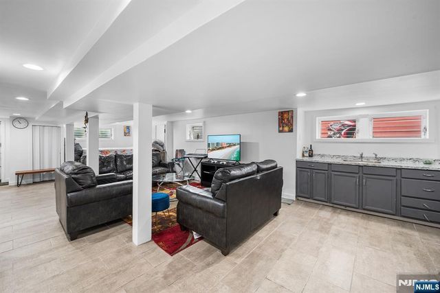 725 4th Street, Secaucus, NJ 07094