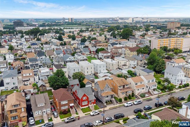 725 4th Street, Secaucus, NJ 07094