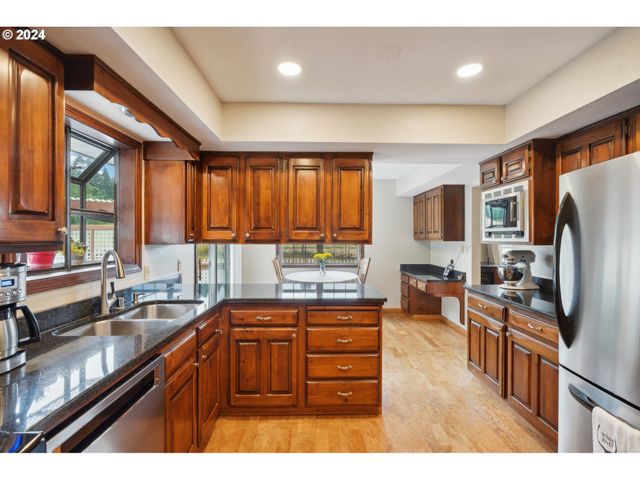 2032 W DOVE Ave, La Center, WA 98629