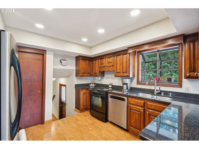 2032 W DOVE Ave, La Center, WA 98629