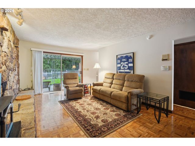 2032 W DOVE Ave, La Center, WA 98629