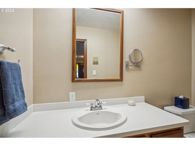 2032 W DOVE Ave, La Center, WA 98629