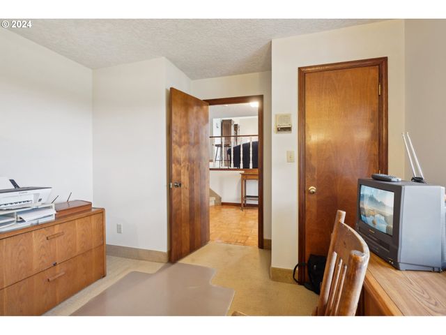 2032 W DOVE Ave, La Center, WA 98629