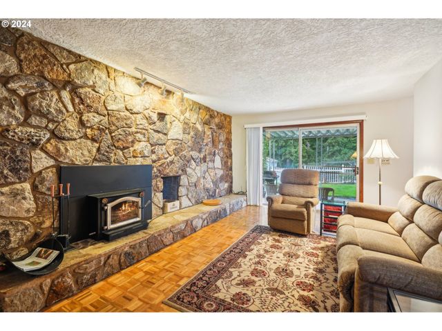 2032 W DOVE Ave, La Center, WA 98629