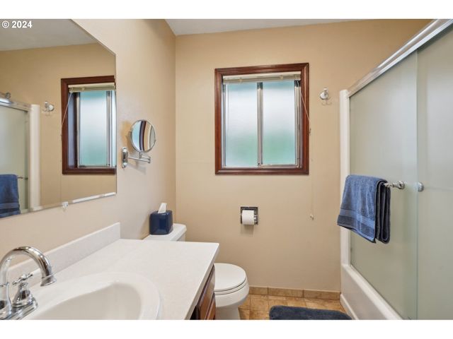 2032 W DOVE Ave, La Center, WA 98629