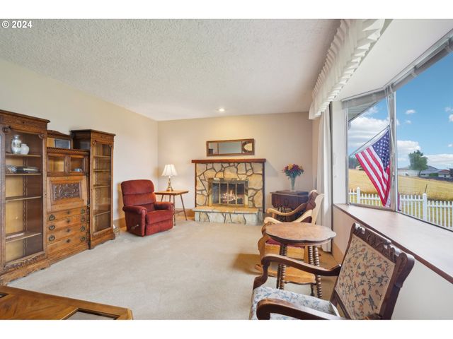 2032 W DOVE Ave, La Center, WA 98629