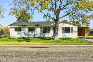 1000 Burgundy Pl, Prosser, WA 99350