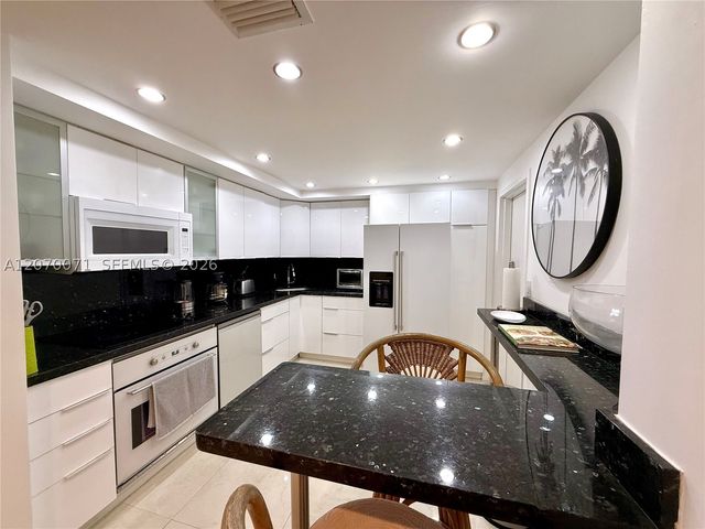 210 SEAVIEW DR 308, Key Biscayne, FL 33149