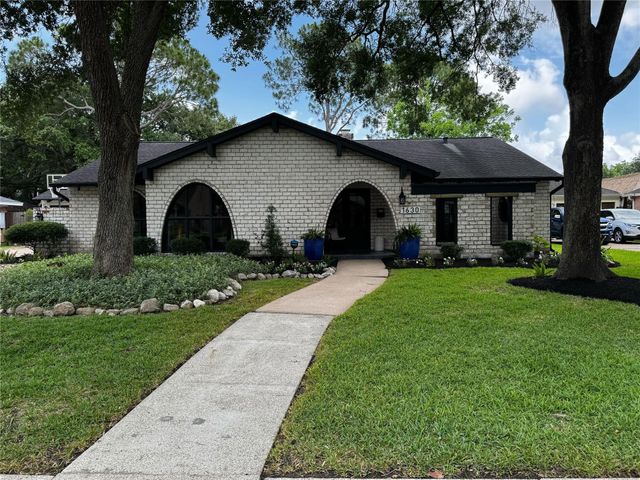 1630 Bowline Road, Houston, TX 77062