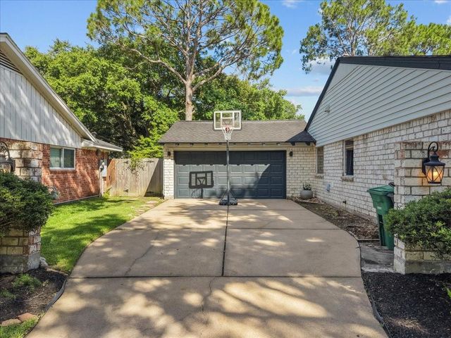 1630 Bowline Road, Houston, TX 77062