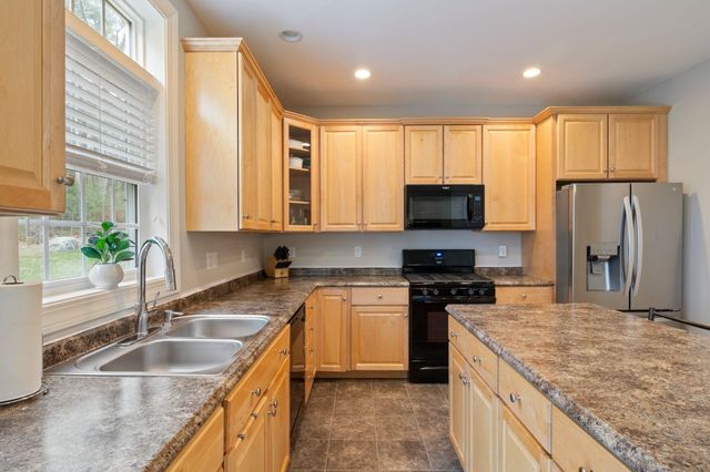 22 Rolling Woods Drive, Hudson, NH 03051