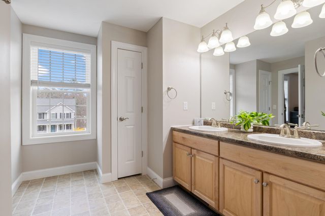 22 Rolling Woods Drive, Hudson, NH 03051