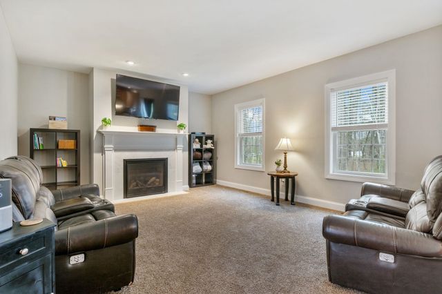 22 Rolling Woods Drive, Hudson, NH 03051