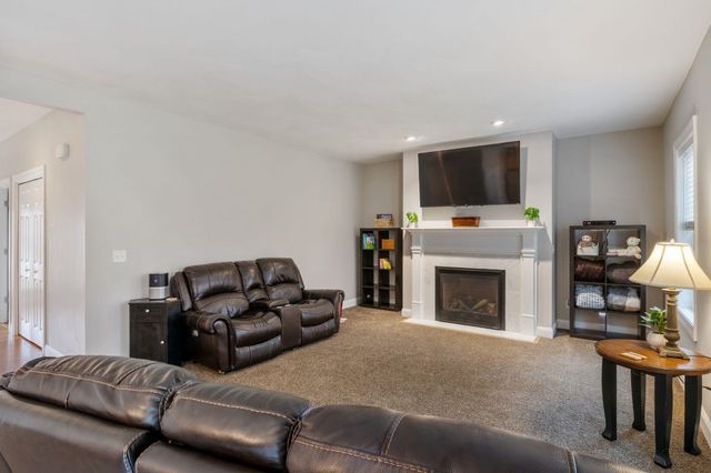 22 Rolling Woods Drive, Hudson, NH 03051