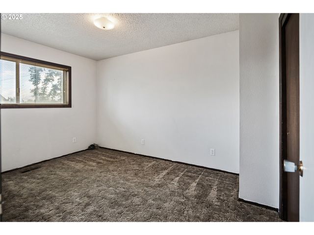 11613 PACIFIC Ct Ne, Woodburn, OR 97071