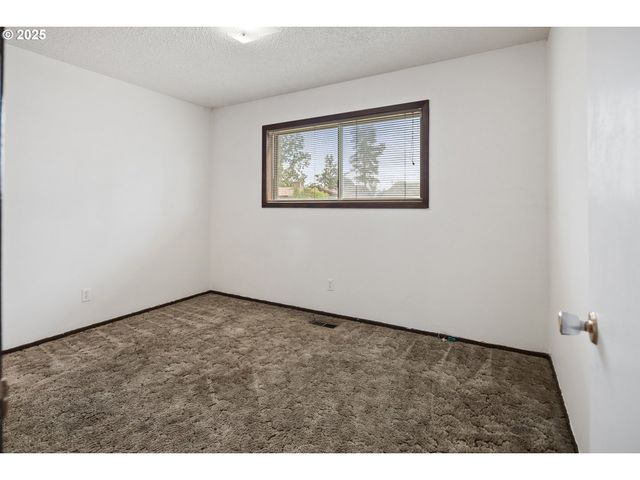 11613 PACIFIC Ct Ne, Woodburn, OR 97071