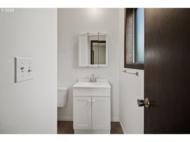 11613 PACIFIC Ct Ne, Woodburn, OR 97071