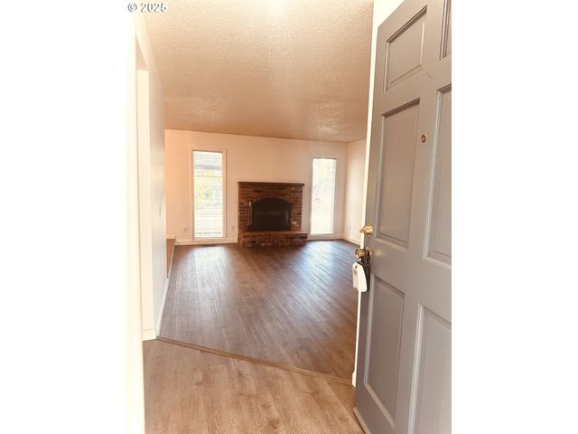 11613 PACIFIC Ct Ne, Woodburn, OR 97071