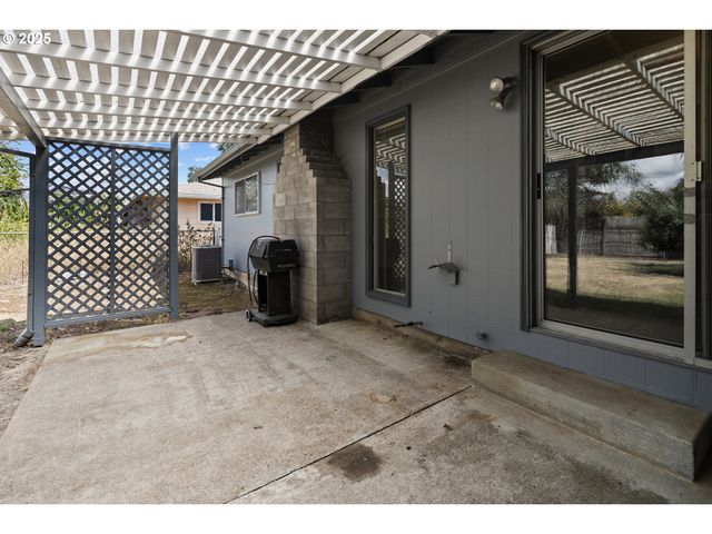 11613 PACIFIC Ct Ne, Woodburn, OR 97071