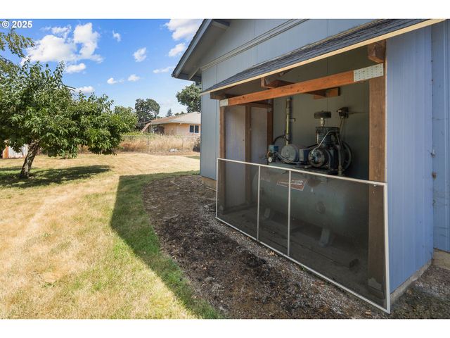 11613 PACIFIC Ct Ne, Woodburn, OR 97071