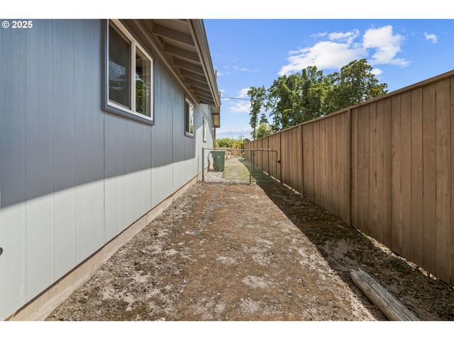 11613 PACIFIC Ct Ne, Woodburn, OR 97071