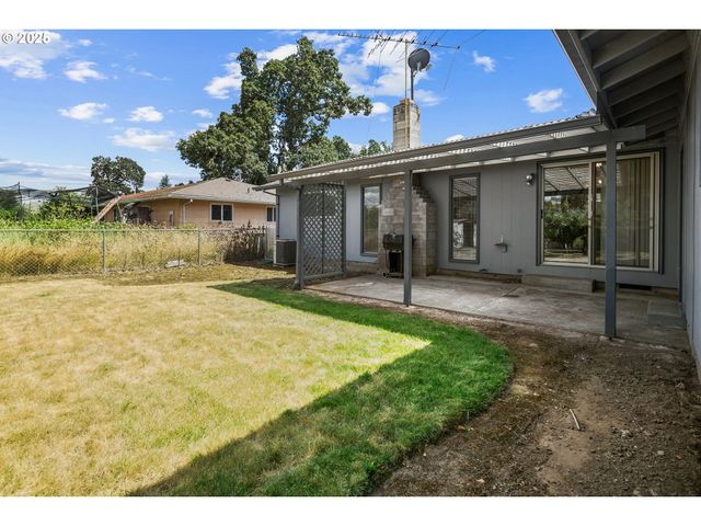 11613 PACIFIC Ct Ne, Woodburn, OR 97071