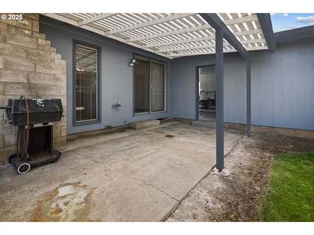 11613 PACIFIC Ct Ne, Woodburn, OR 97071