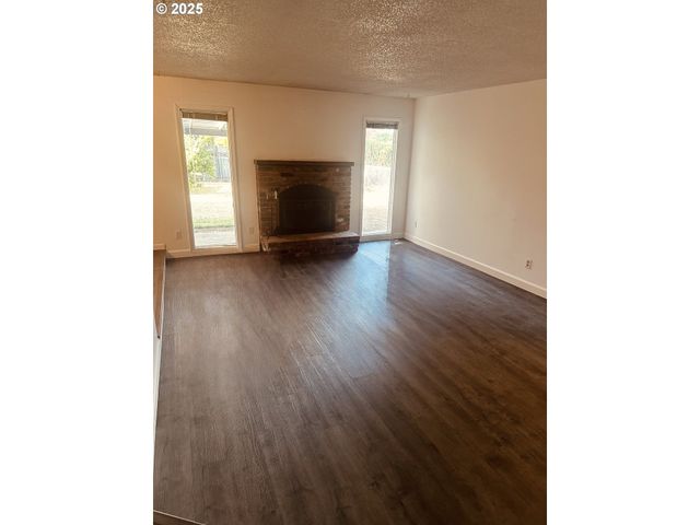 11613 PACIFIC Ct Ne, Woodburn, OR 97071