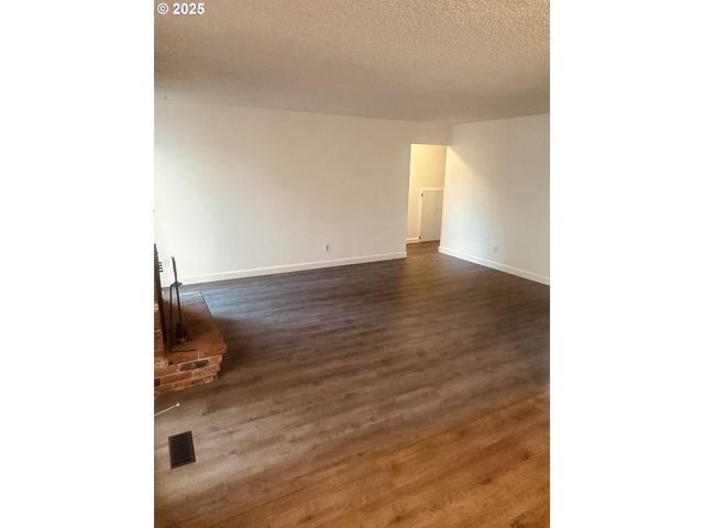 11613 PACIFIC Ct Ne, Woodburn, OR 97071