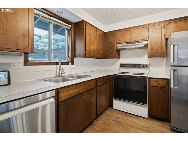 11613 PACIFIC Ct Ne, Woodburn, OR 97071