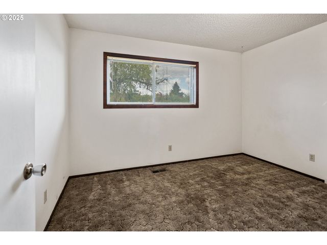 11613 PACIFIC Ct Ne, Woodburn, OR 97071