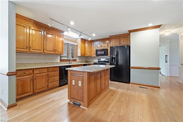 3707 Sandpiper LN, Chesapeake, VA 23325