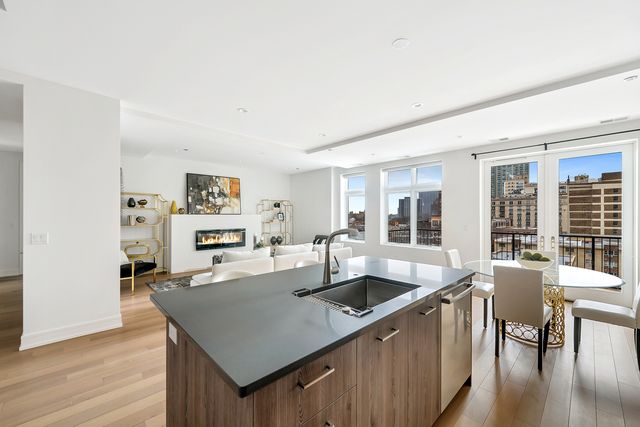 434 W Melrose Street 402, Chicago, IL 60657