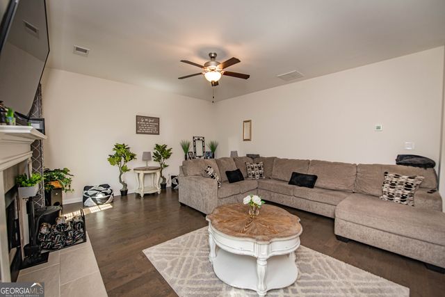 125 Amberley Court, Kathleen, GA 31047