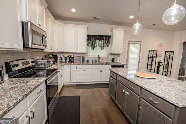 125 Amberley Court, Kathleen, GA 31047