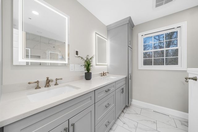 43 Oxbow Cir, North Andover, MA 01845